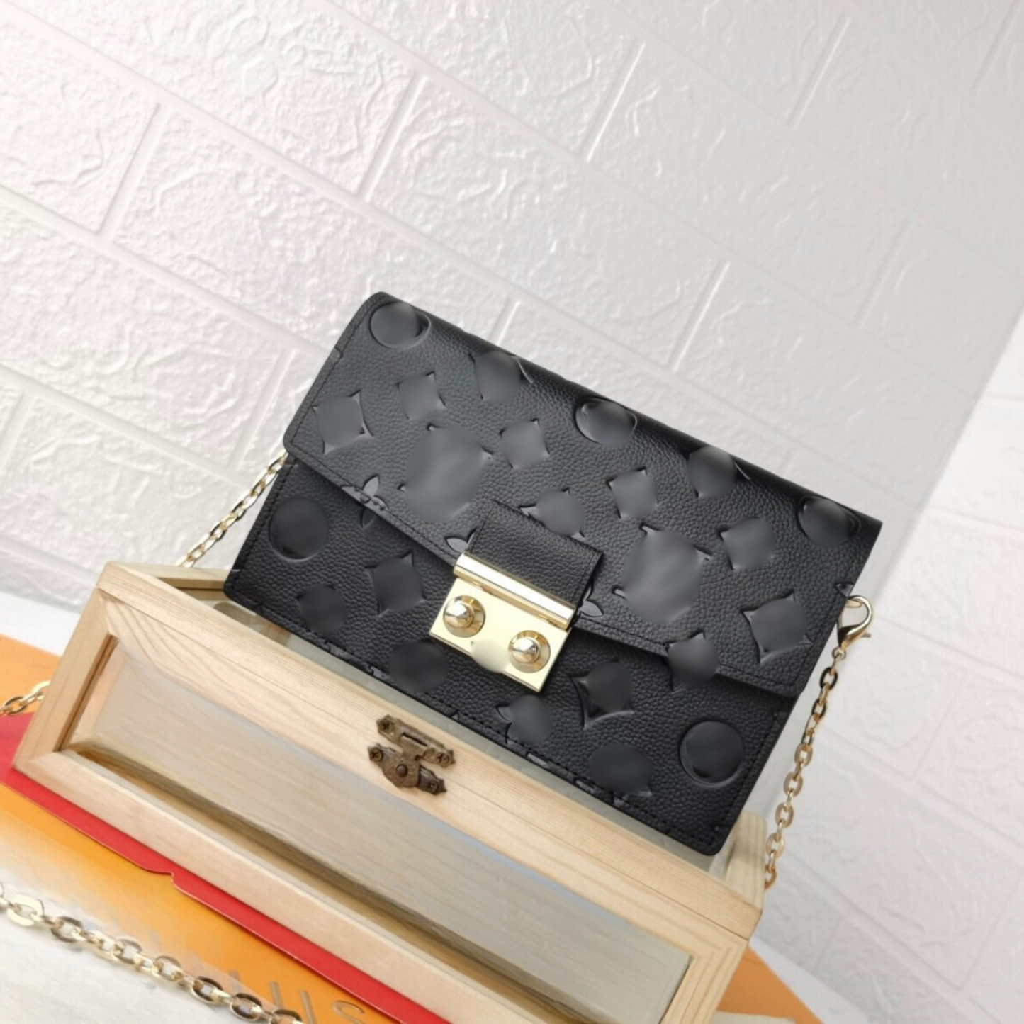 LV - CROSSBODY BAG 06